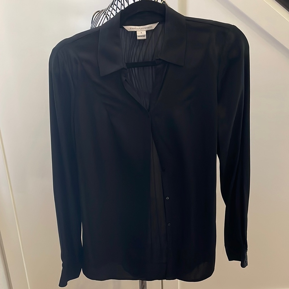 Diane Von Furstenberg black button up collar shirt. Size 8